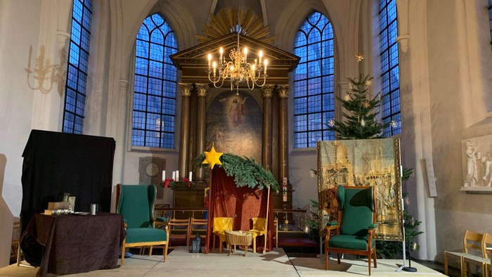Kircheninneres mit Altar, Kronleuchtern und Weihnachtsdekoration