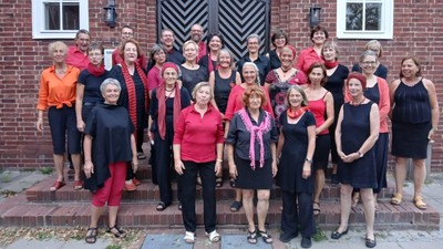 Gruppe von Frauen, die vor einem Backsteingebäude posieren