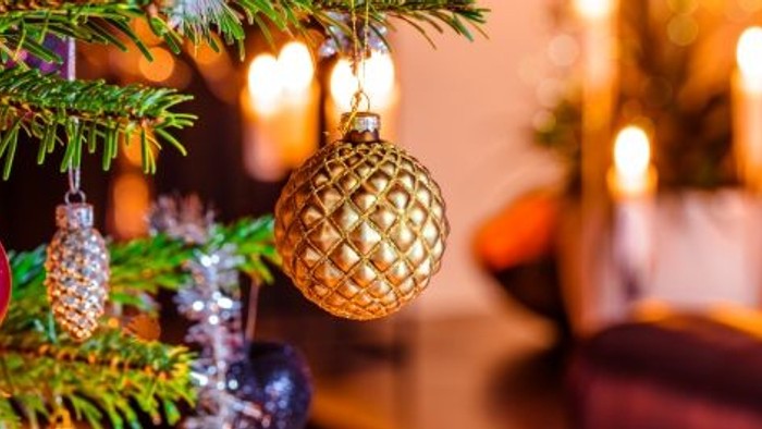 En juletree med pynt med lys og glitrende pynt.