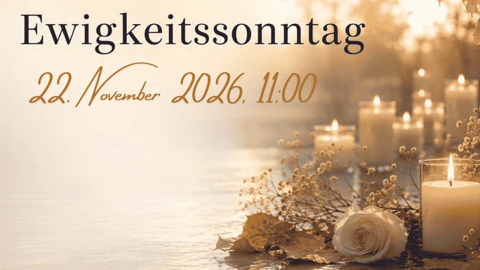 Eine weiße brennende Kerze und eine liegende weiße Rose. Im Hintergrund verschwommene Kerzen und eine Naturszene aus Wasser, Bäumen und Licht.