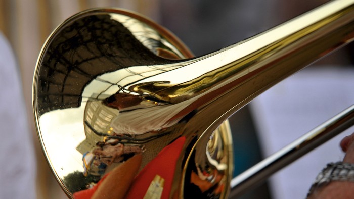 Ein goldenes Musikinstrument wird von einer Person gehalten