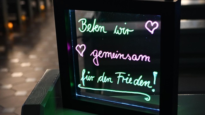 Das Schild schreibt "Beten wir gemeinsam für den Frieden!"