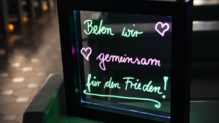 Das Schild schreibt "Beten wir gemeinsam für den Frieden!"