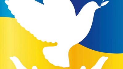 eine weiße Taube die von weißen Händen los gelassen wird, auf blauem und gelben Hintergrund ( Darstellung der ukrainischen Flagge)