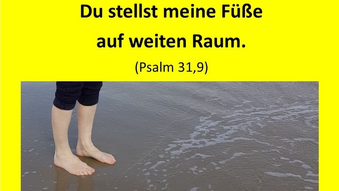 Füße im flachen Wasser stehend, mit einem Bibelvers und Veranstaltungsdetails