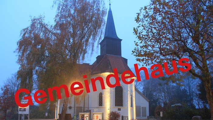 Das Bild zeigt eine Kirche mit hohem Turm und Bäumen im Vordergrund.