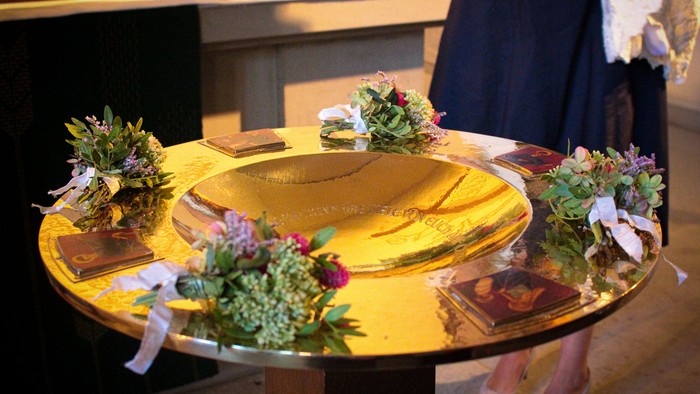 Die geschmückte Taufschale vor dem Altar in der Friedenskirche Offenbach