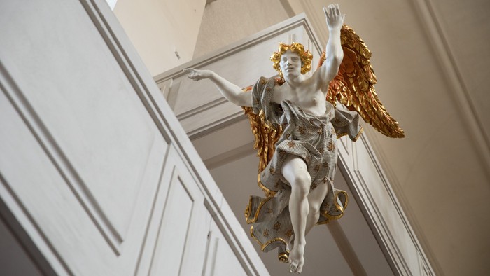 Engel mit goldenen Flügeln im Kirchenraum