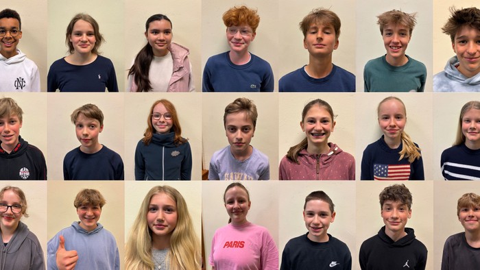 Gruppe von Studierenden, die in einem dreireihigen Collage-Layout mit verschiedener Freizeitkleidung und unterschiedlichen Gesichtsausdrücken lächeln.