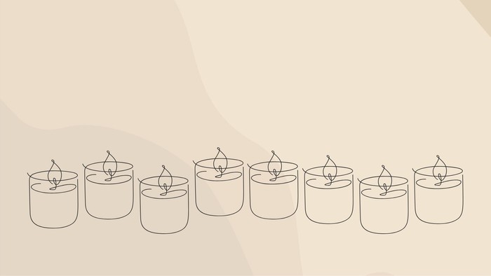 Sechs Kerzen in einer Reihe, alle angezündet