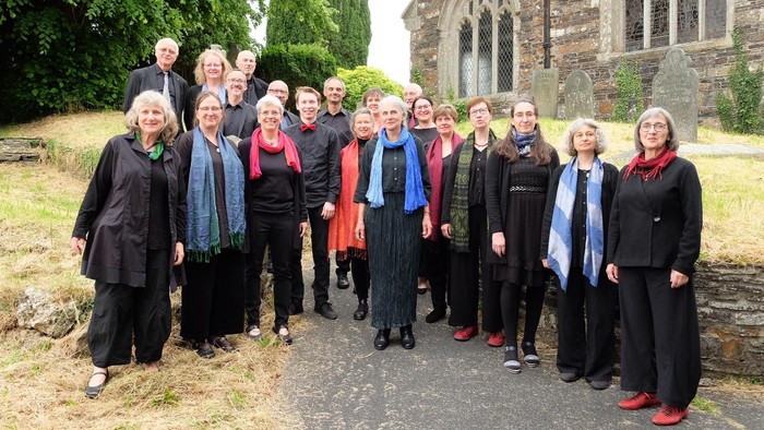 Eine Gruppe von Menschen posiert vor einer Kirche