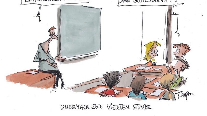 Ein Lehrer erklärt an der Tafel, während zwei Schüler im Hintergrund tuscheln und lachen.