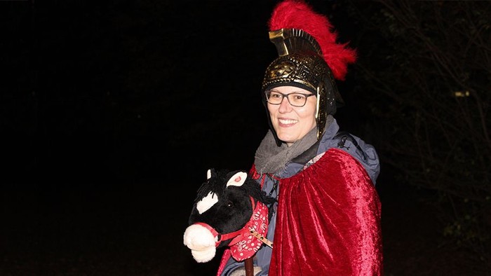 Frau verkleidet als römischer Soldat St. Martin mit Steckenpferd.