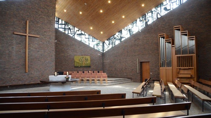 Moderne Kirche mit Holzpult, Kreuz und Orgel