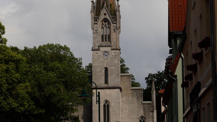 Gothische Kirche mit hohem Turm in kleiner Stadt
