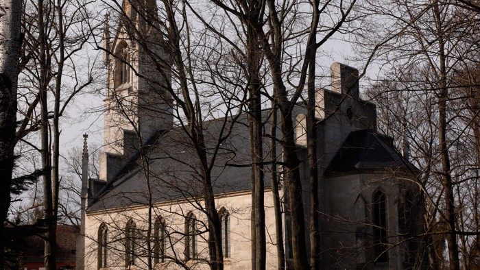 Alte Kirche im Winterwald