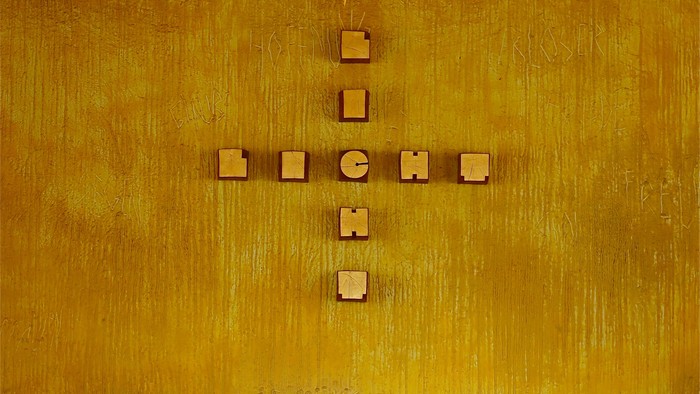 Gelbe Kirchenwand mit Kreuz und Altar