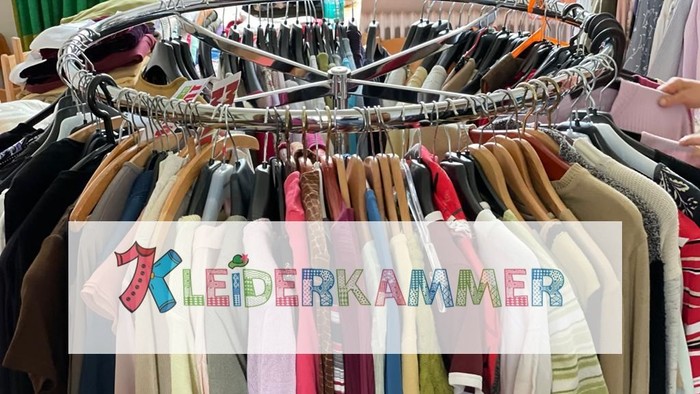 Ein Kleiderständer mit verschiedenen Kinderkleidungsstücken