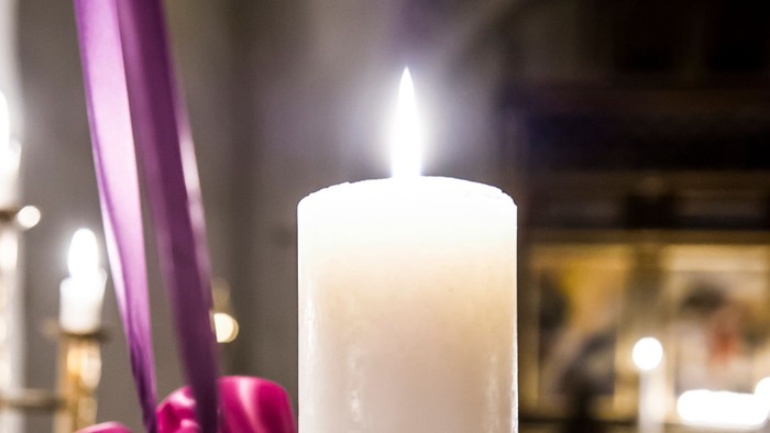 En lysende lysekone med violet bånd og en tannekrans.