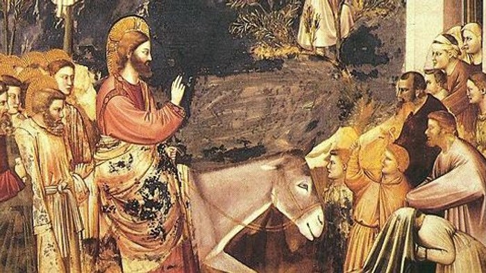 Middelalderlig religiøs scene, der viser Jesus, som rider ind i Jerusalem på et æsel omgivet af følgere og tilskuere.