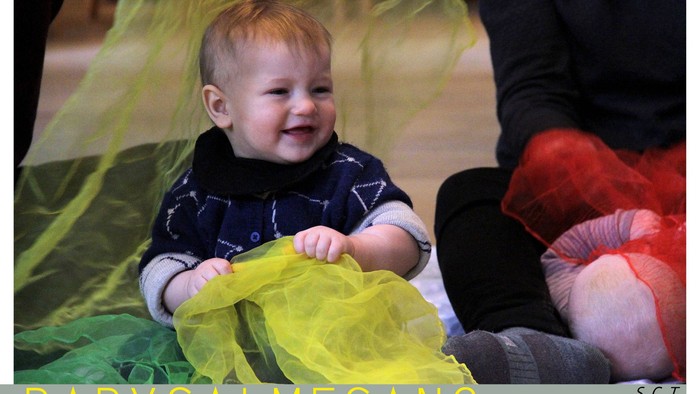 Babysalme sang med glade børn og forældre