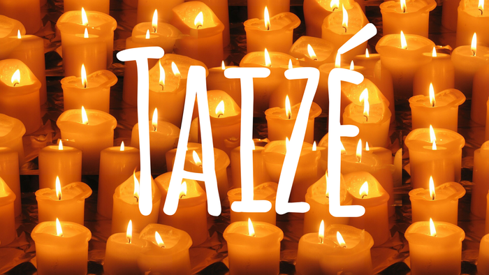 Leuchtende Kerzen mit dem Wort "TAIZE" in der Mitte