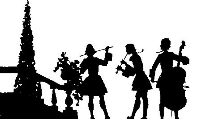 Vier Musikerinnen spielen auf einer Brücke vor einem Turm.