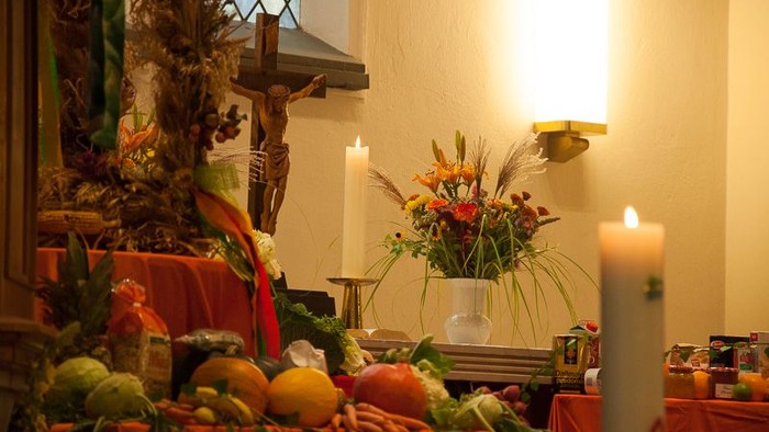 Ein festlich geschmückter Altar mit Kerzen und Blumenarrangement