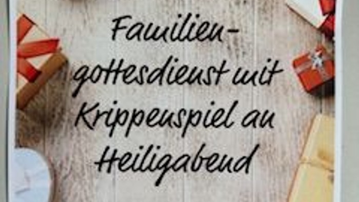 Das Bild zeigt verschiedene Gegenstände auf einem Tisch, darunter ein Buch, eine Krawatte und ein Lineal