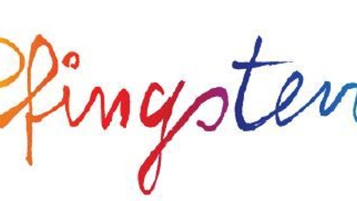 Bunter, kreativer Schriftzug von Pfingsten mit Regenbogenfarben.