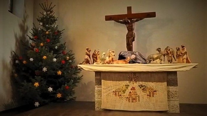 Weihnachtsdekoration mit Krippe und Kreuz