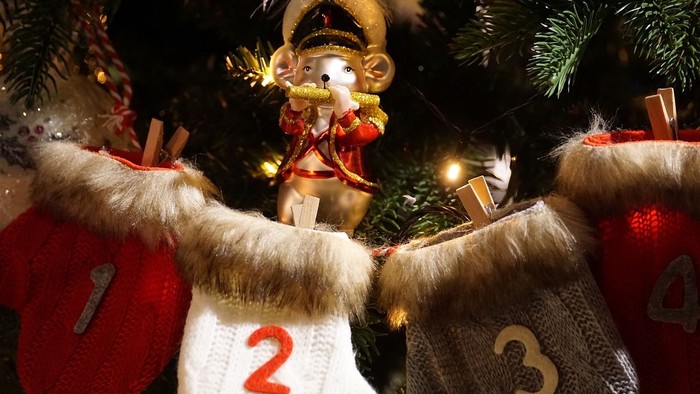 Ein Weihnachtsbaum mit einem Engel und vier Adventskalender-Taschen