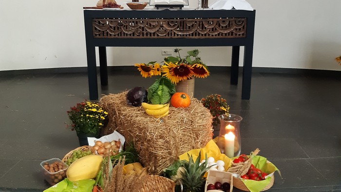 Ein Altar mit Obst und Gemüse, Kerzen und einem Kruzifix