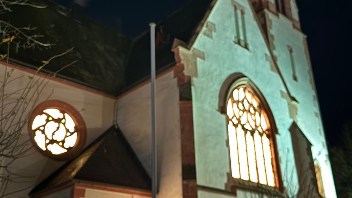 Kirchengebäude bei Nacht, beleuchtet