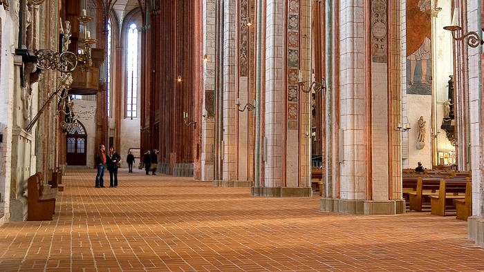 Großartige Kathedrale mit hohen Säulen und gewölbten Decken.