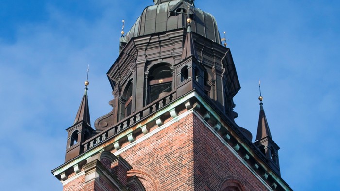 Tårn med spire og flagg.