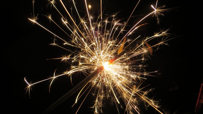 Ein Feuerwerk sprüht hell im Nachthimmel