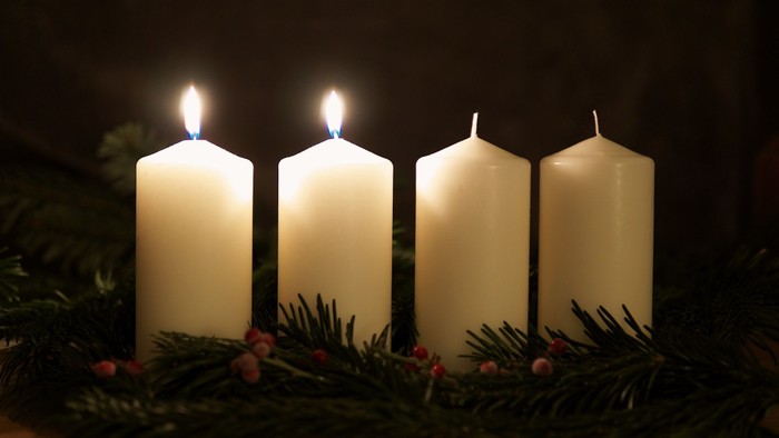 Fire candler i en adventkrans