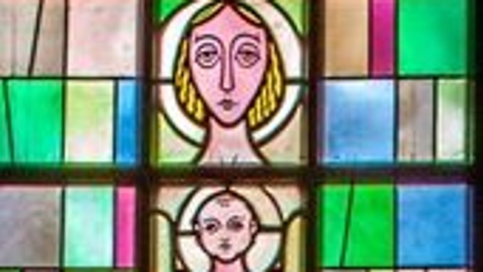 Buntes Kirchenfenster mit religiösen Motiven