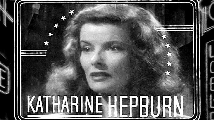 Klassisk sort-hvid filmplakat med den ikoniske skuespillerinde Katharine Hepburn, stjerner og fed skrift.