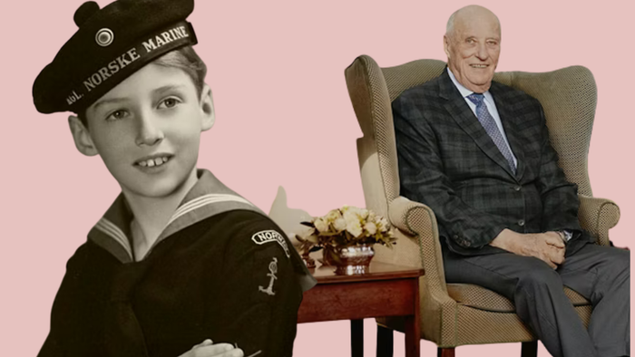 En ung dreng i norsk marineuniform poser ved siden af en ældre mand i en stol.