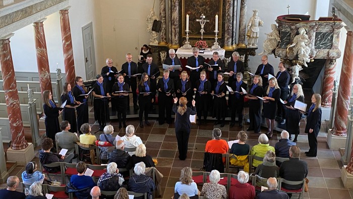 Kirkekor, der optræder foran menigheden