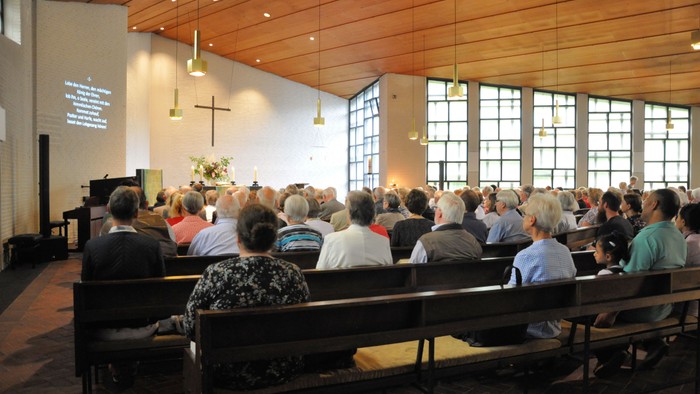 Gottesdienst in einer modernen Kirche mit vielen Gläubigen