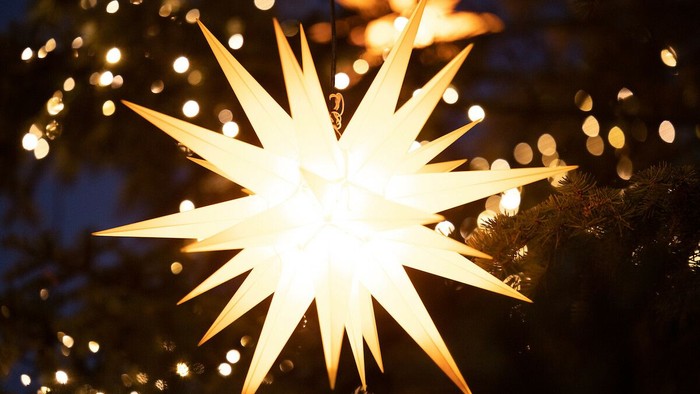 Leuchtender Stern an einem Weihnachtsbaum