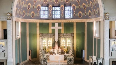 Großer, prunkvoller Raum mit hohen Säulen und verzierten Wänden, ausgestattet mit antiken Möbeln und Kronleuchtern