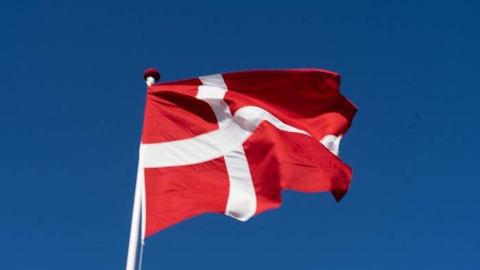 Dansk flag vimpler i blå himmel
