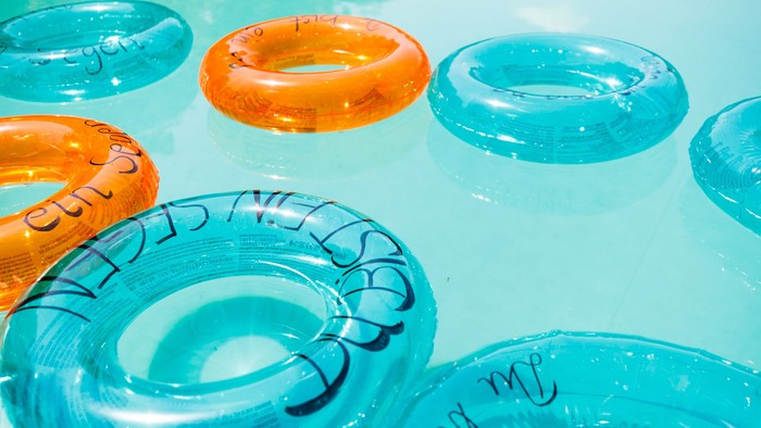 Bunte Schwimmreifen treiben im Wasser