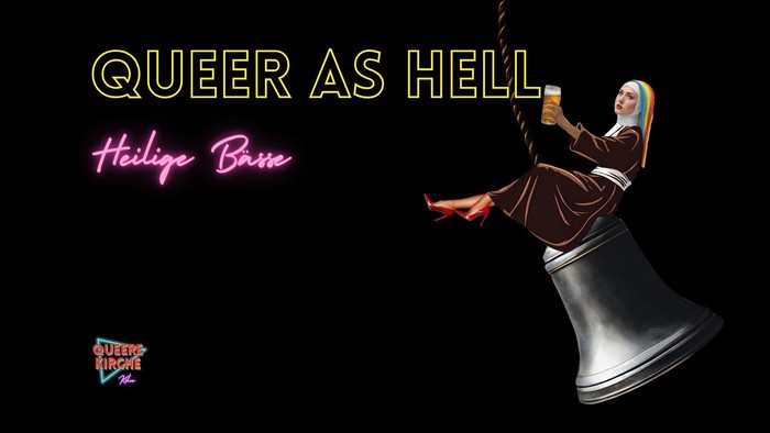 Das Bild zeigt eine Frau in Teufelskostüm, die eine Megafon hält und sich im Hintergrund der Text „Queer as Hell“ befindet.