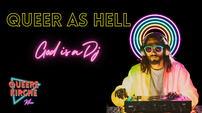 Ein DJ mit bunter Kleidung und Sonnenbrille steht vor einem Neon-Schild mit der Aufschrift "Queer as Hell" und "God is a DJ".