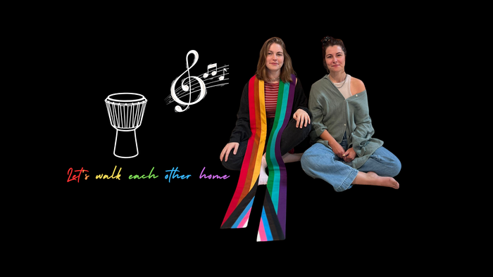 Ein Mann und eine Frau sitzen im Schneidersitz, die Frau trägt ein buntes Kleid, im Hintergrund Musiksymbole und Text "Lass uns eintauchen in diese Klänge"